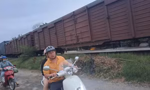 Tàu hàng tông bé trai 7 tuổi nguy kịch