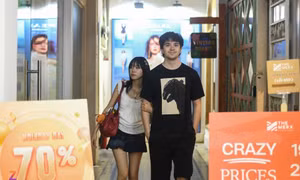 Khách ngoại xem TikTok tìm nơi 'săn' đồ local brand tại TP.HCM