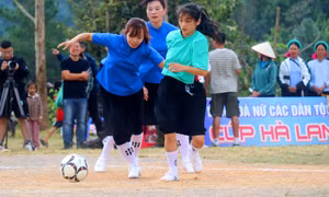 Khi các cô gái trổ tài đá bóng