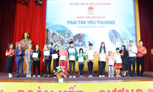 Lớp Cao cấp chính trị K74-B09 tặng quà cho phụ nữ và trẻ em có hoàn cảnh khó khăn huyện Vân Đồn