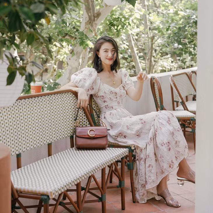Trong tiết trời mùa xuân, họa tiết hoa đem đến cho người mặc cảm giác tươi vui, tràn đầy sức sống.