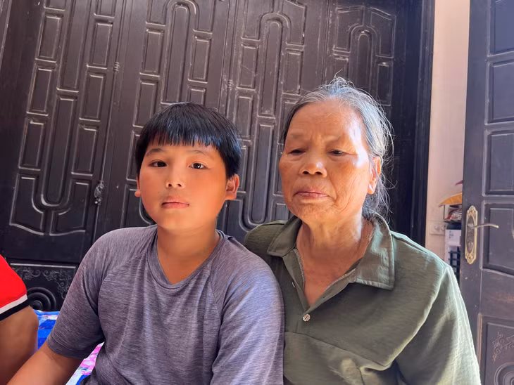 Bố mẹ mất sớm, 2 con của anh Định sống nhờ vào người bà nội già cả, ốm đau