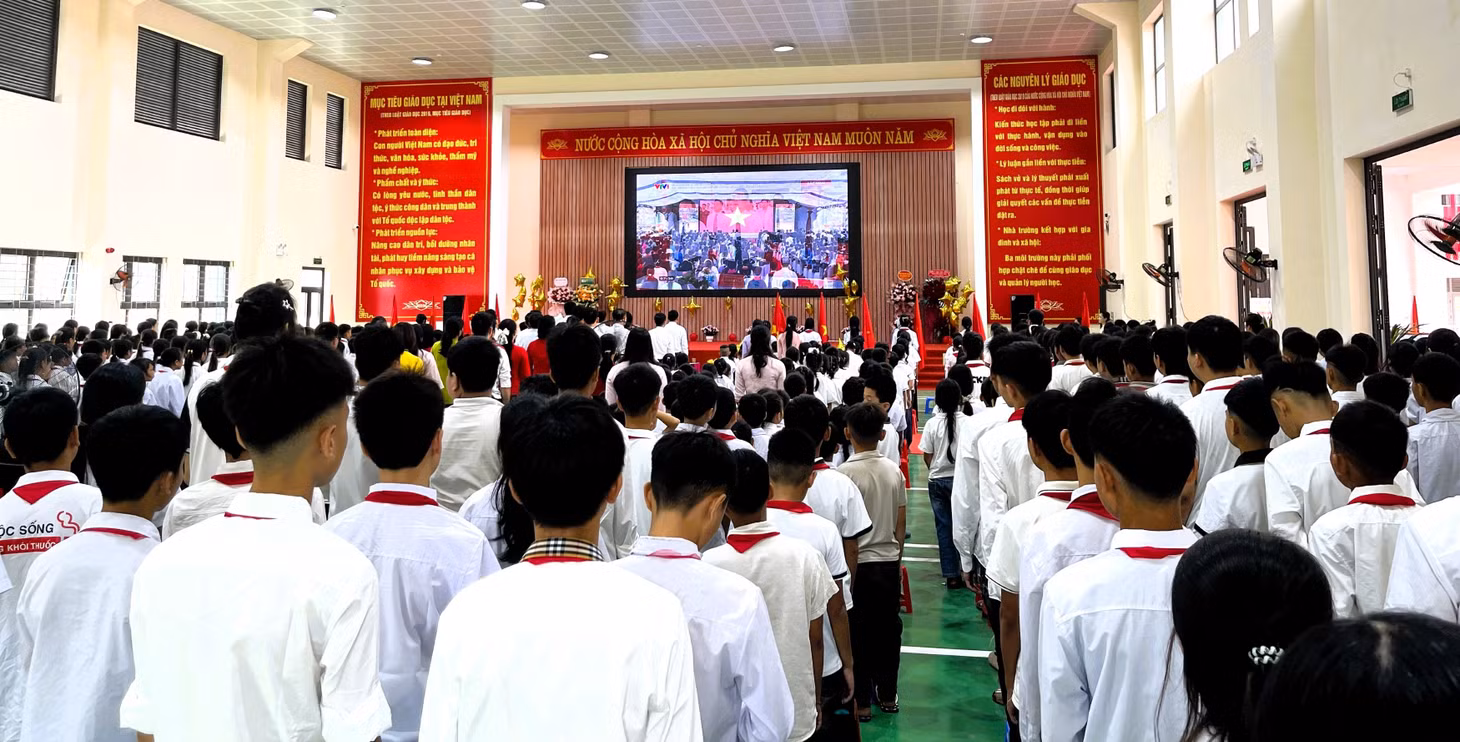 Thầy, trò Trường TH và THCS Quảng An và các đại biểu cùng học sinh cả nước thực hiện nghi lễ chào cờ khai giảng năm học mới.