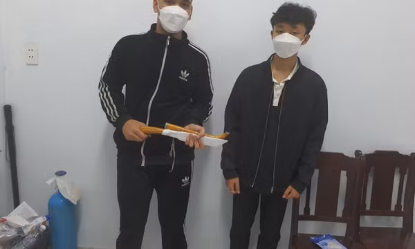 Hai thanh niên vung dao náo loạn “phố Tây” Đà Nẵng