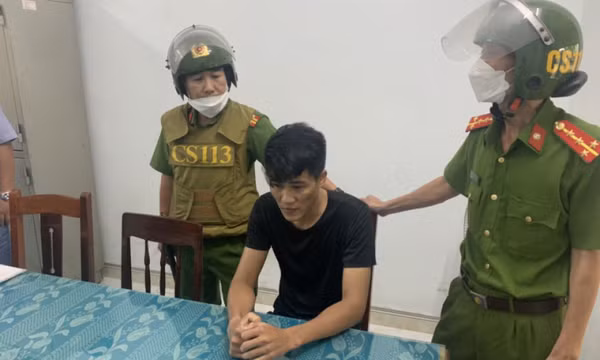 Cảnh sát khống chế đối tượng nhốt cô gái trong nhà, đánh đập dã man