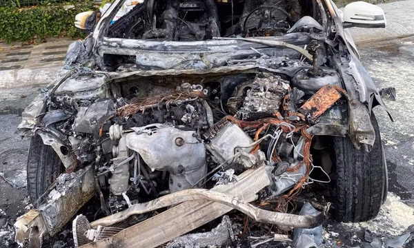 Xe Mercedes đâm vào gốc cây rồi bốc cháy ven hồ Tây
