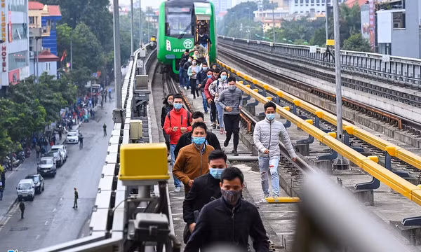 Tàu Cát Linh - Hà Đông đột ngột dừng khi gặp mưa lớn