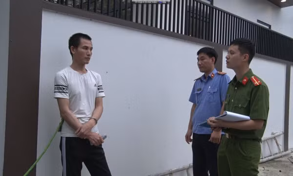 Siêu trộm "biểu diễn" màn trèo tường đột nhập biệt thự trộm nhẫn kim cương