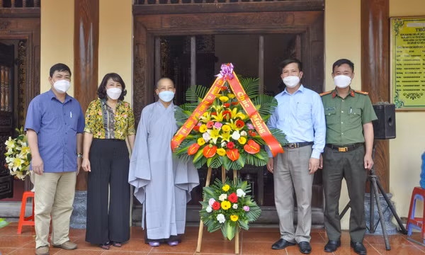 TP Móng Cái: Thăm, tặng quà chúc mừng các cơ sở Phật giáo nhân dịp Đại lễ Phật đản