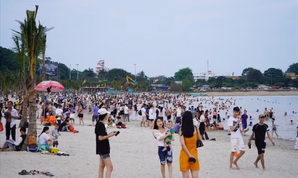 Vừa mở cửa đón khách, bãi biển nhân tạo Hải Phòng xảy ra vụ đuối nước thương tâm