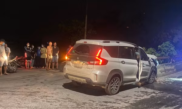 Lái ôtô đâm vào lan can cầu sau tiệc họp lớp, 2 người bạn cùng tử vong