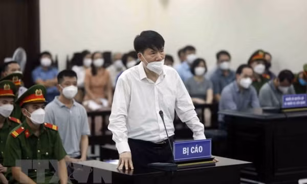 Xét xử vụ buôn bán thuốc giả: Các bị cáo quanh co, chối tội