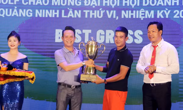 Trao giải Golf chào mừng Đại hội Hội Doanh nhân trẻ tỉnh 