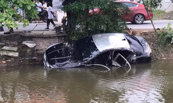 Hải Phòng: Xe chở Chủ tịch Hội Nông dân xã lao xuống mương, 2 người tử vong