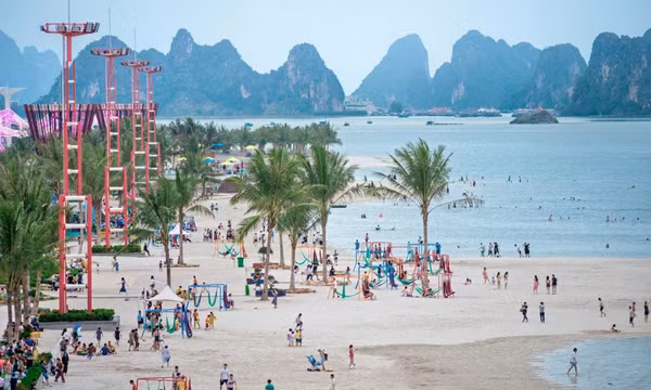 Sôi động đêm nhạc Chào Hè 2022 tại Phương Đông Vân Đồn