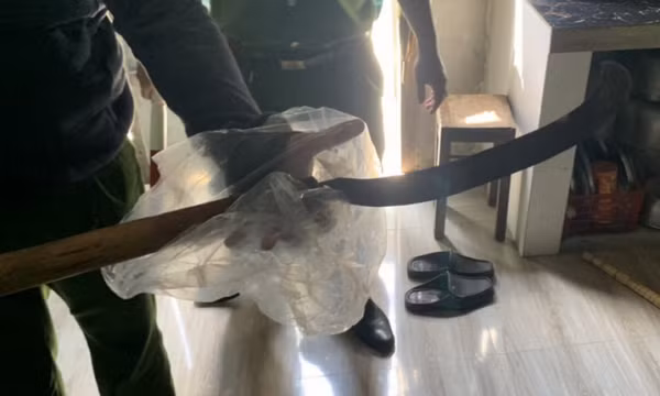 Tạm giữ hình sự người chồng dùng rựa chém vợ bốn nhát giữa phố
