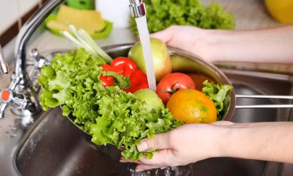 Cách xử trí ngộ độc thực phẩm khi đi du lịch