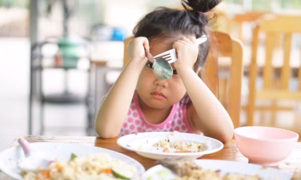 Trẻ bị ép ăn dễ còi cọc hoặc béo phì