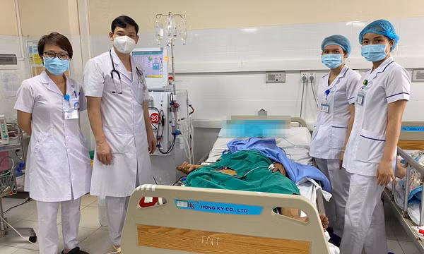 Nam thanh niên suy gan cấp sau khi ăn loại rau quen thuộc