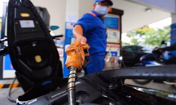 Lùi ngày điều chỉnh giá xăng