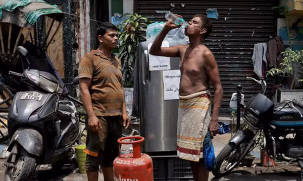 Hình ảnh người dân Ấn Độ nhọc nhằn trong nắng nóng ngột ngạt