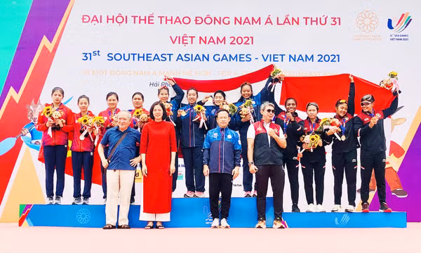 Tay chèo Quảng Ninh Đinh Thị Trang cùng đồng đội mang HCB Canoeing về cho Việt Nam