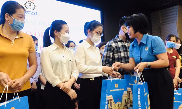 Tặng quà cho CNLĐ khó khăn và tuyên truyền, phổ biến pháp luật