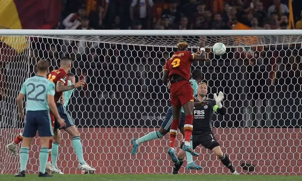 Mourinho cùng Roma vào chung kết Europa Conference League