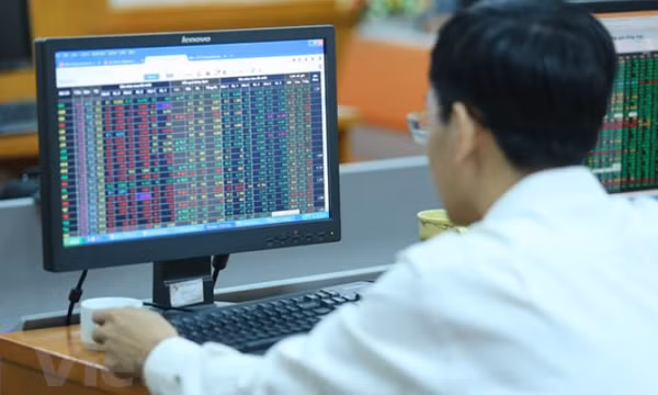 Thị trường chứng khoán nhuộm trong sắc đỏ, VN-Index mất trên 31 điểm