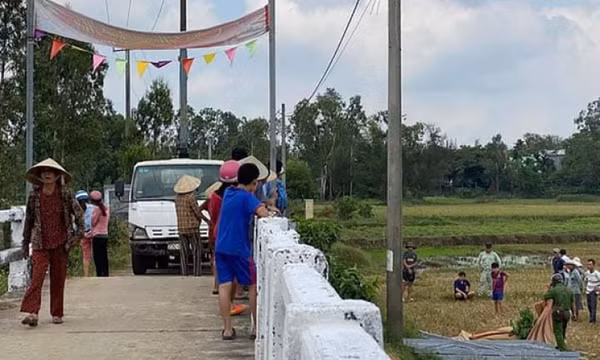 Cần cẩu vướng lưới điện hạ thế, 1 người chết, 1 người bị thương