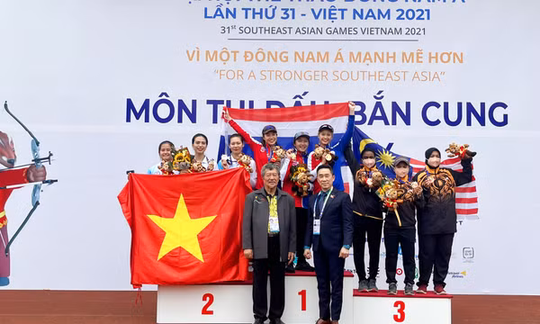 Cung thủ Quảng Ninh Lê Phạm Ngọc Anh và đồng đội đổi màu huy chương cho bắn cung Việt Nam