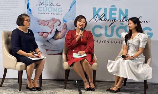 Ra mắt sách ảnh về ‘những đóa hoa kiên cường’ trong cuộc chiến chống dịch COVID-19
