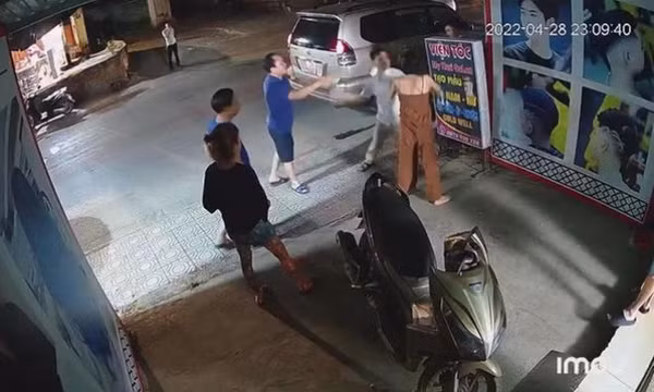 Tạm đình chỉ phó công an phường đánh cô gái lúc nửa đêm