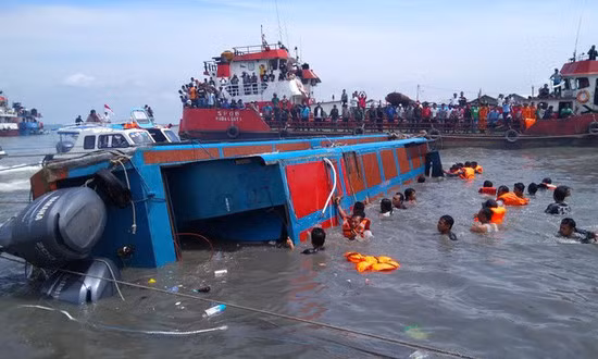 Indonesia: lật tàu chở 43 người, 26 người mất tích