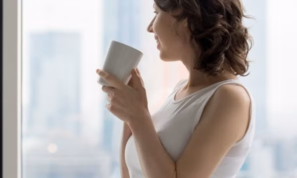 Uống một cốc nước ấm khi thức dậy tốt cho hệ tiêu hóa
