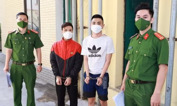 Lái xe máy say rượu lăng mạ, chống đối Công an