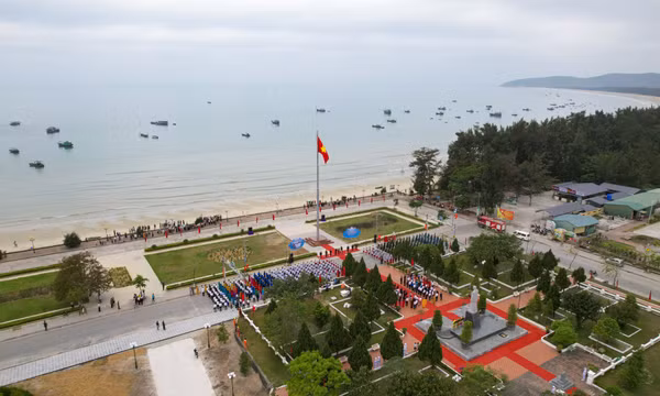 Thiêng liêng lá cờ Tổ quốc