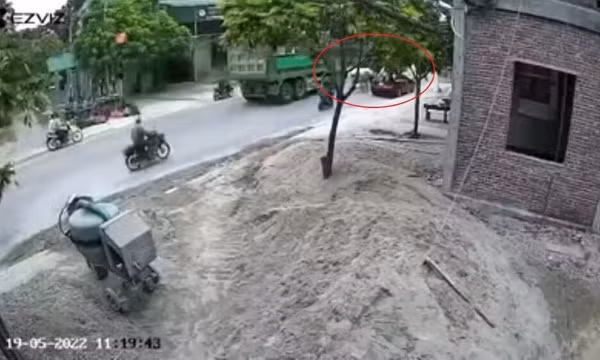 Đâm vào cửa ô tô bất ngờ mở, người phụ nữ bị xe tải cán tử vong