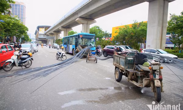 Hà Nội: Công nông chở sắt dài cả chục mét đâm xuyên đầu xe buýt