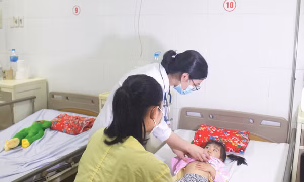 Nhiều trẻ nhập viện do sốt, nôn, tiêu chảy