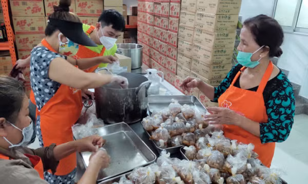 Cơm, phở 'ăn theo' xăng tăng giá