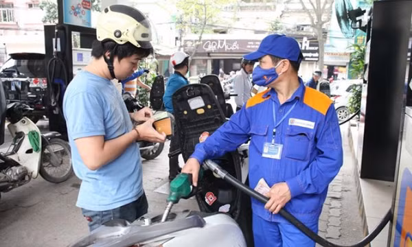 Cần tính tới các công cụ thuế linh hoạt để kìm giá xăng dầu