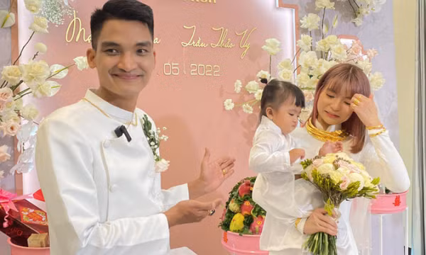 Mạc Văn Khoa chạy xe máy đi hỏi vợ