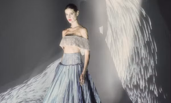 Công Trí ra mắt bộ sưu tập Thu Đông trên Vogue Runway
