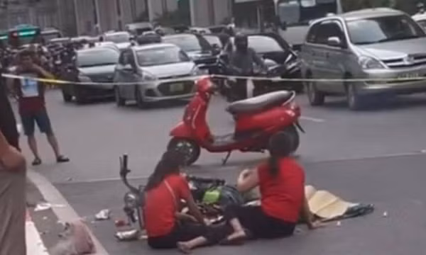 Văng vào bánh xe khách, cháu bé 2 tuổi tử vong thương tâm