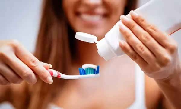 Đánh răng trước hay sau khi ăn sáng là tốt nhất?