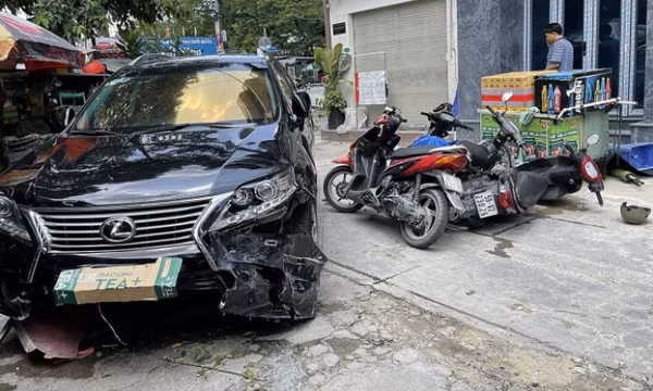 Ôtô Lexus tông 7 xe máy ở trung tâm TP HCM