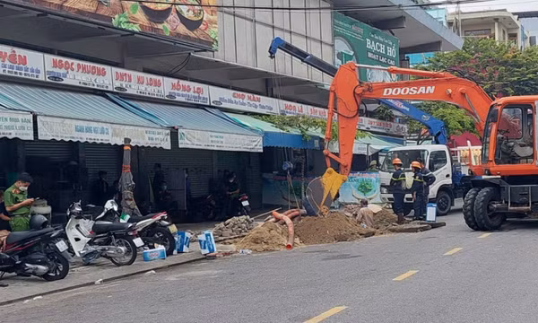 Phát hiện thi thể đứt lìa cánh tay khi đào cống