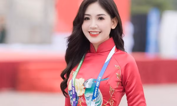 Nhan sắc xinh đẹp của MC Minh Đức dẫn lễ Thượng cờ SEA Games 31