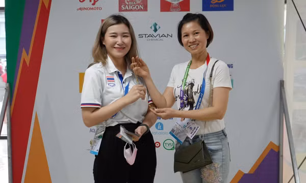 Trao trả dây chuyền vàng bị đánh rơi cho thành viên đội bóng Thái Lan 